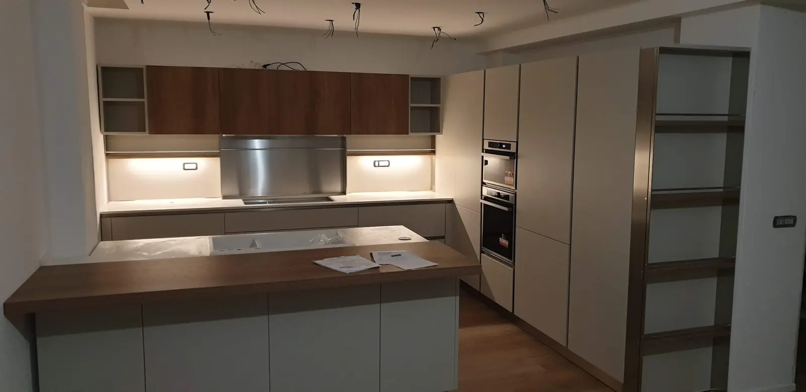 Cucina quasi completata dopo la ristrutturazione di un appartamento a Sassari