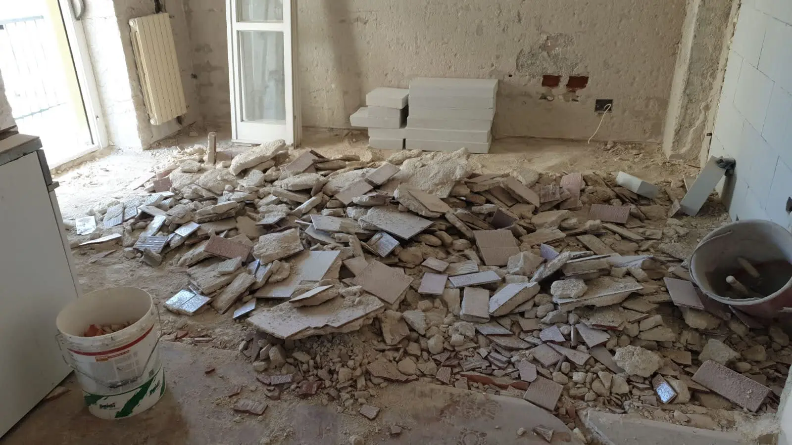 Demolizioni e rimozione delle finiture durante la ristrutturazione di un appartamento a Sassari