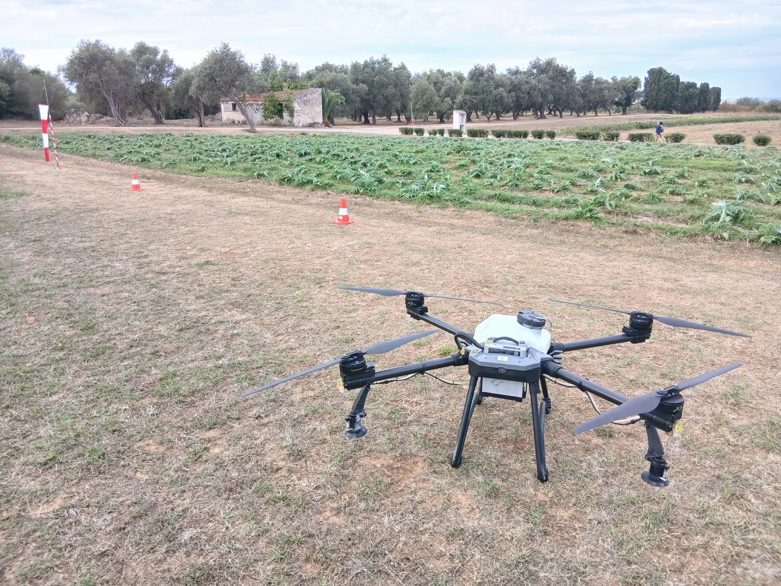 Drone con il campo agricolo sullo sfondo durante l’evento all’Istituto Agrario Pellegrini di Sassari